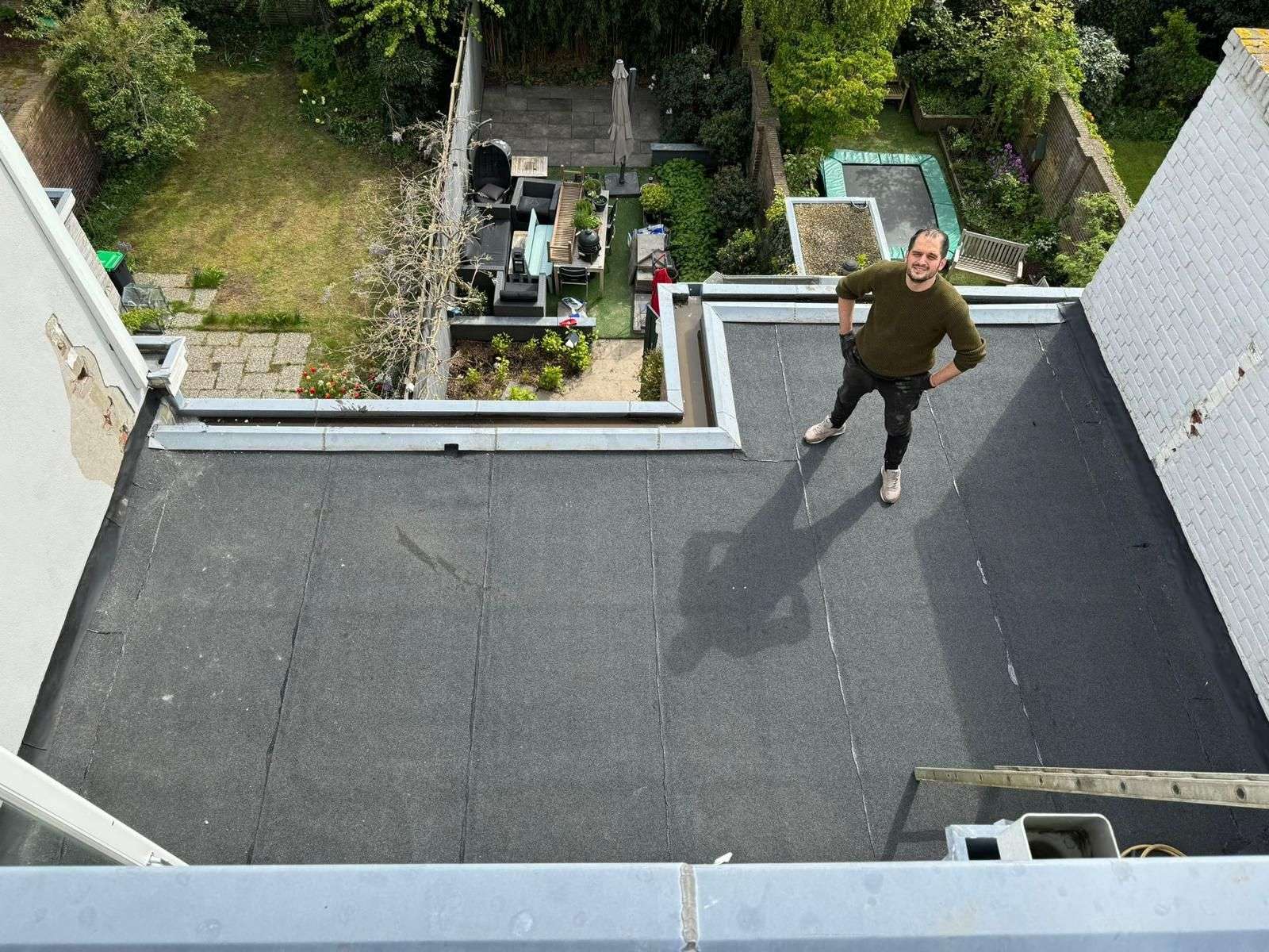 Nieuwe bitumen dakbedekking op een plat dak, van boven gezien