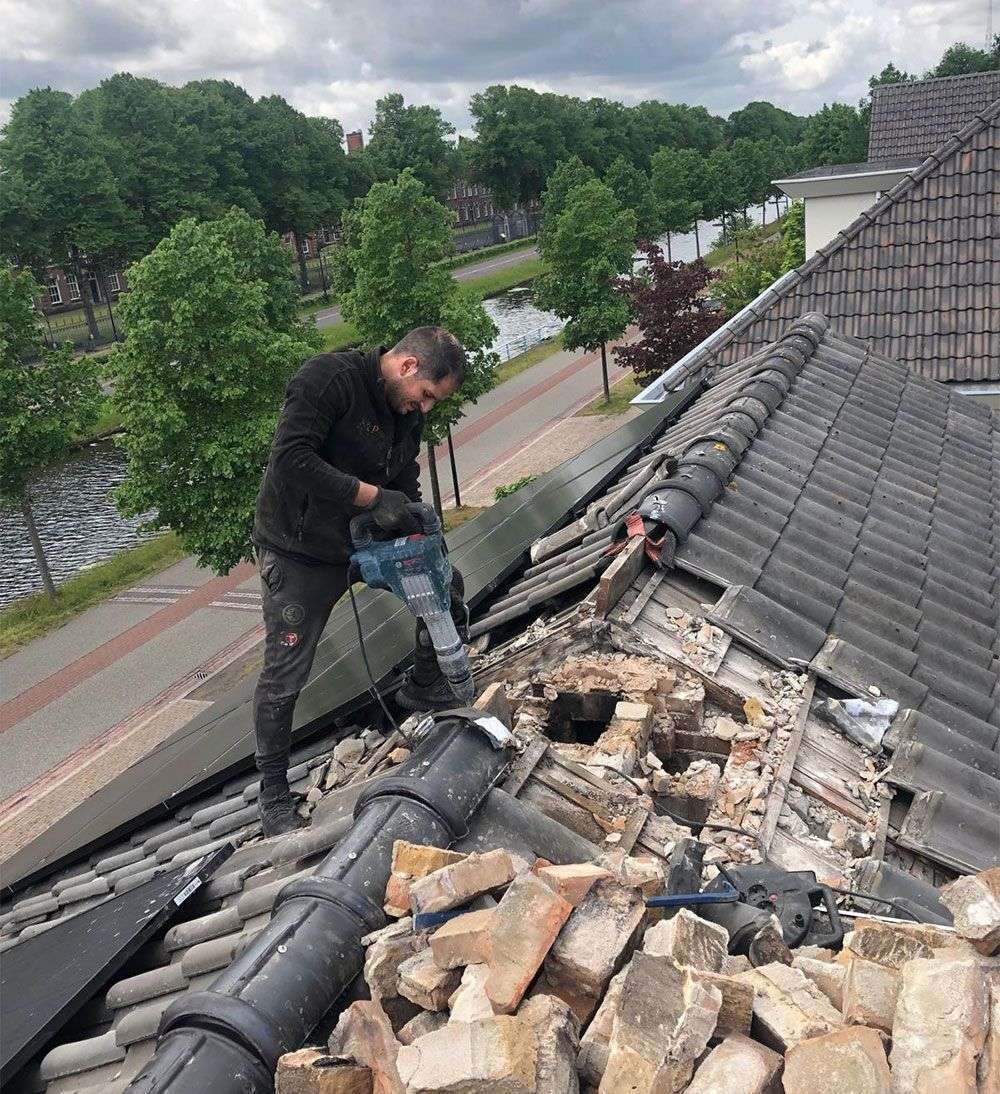 Dakdekker vernieuwt de nok van een pannendak