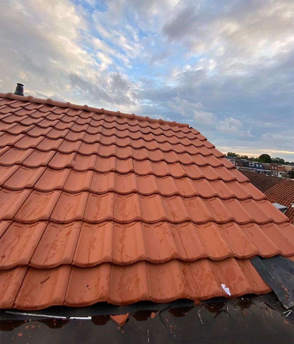 Hellend dak met oranje dakpannen